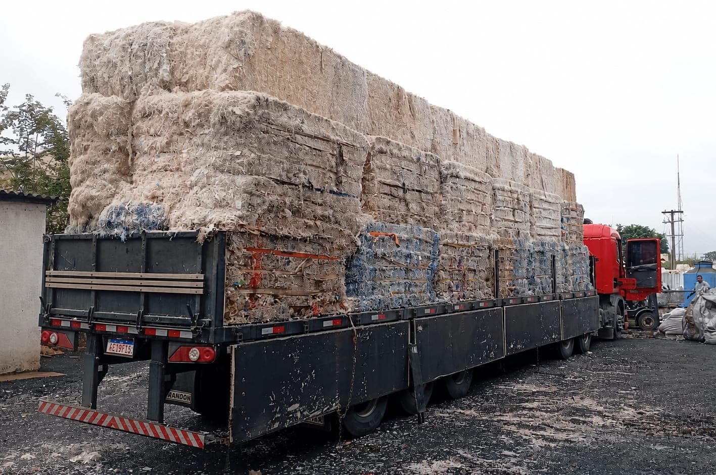 Carregamento de lotes de ráfia para expedição